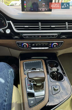 Внедорожник / Кроссовер Audi Q7 2017 в 