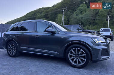 Позашляховик / Кросовер Audi Q7 2021 в 