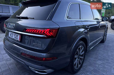 Позашляховик / Кросовер Audi Q7 2021 в 