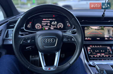 Позашляховик / Кросовер Audi Q7 2021 в 