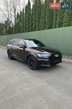 Позашляховик / Кросовер Audi Q7 2020 в 