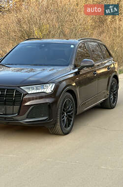 Позашляховик / Кросовер Audi Q7 2020 в 