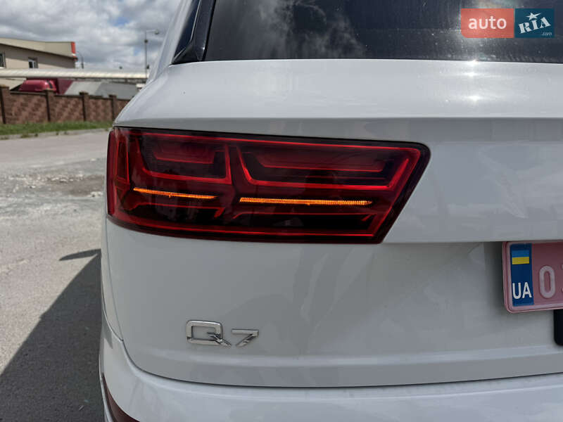 Позашляховик / Кросовер Audi Q7 2017 в Рівному