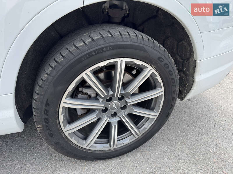 Позашляховик / Кросовер Audi Q7 2017 в Рівному