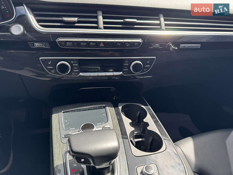 Позашляховик / Кросовер Audi Q7 2017 в Рівному