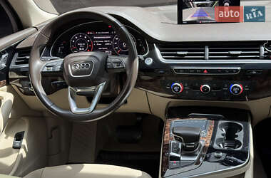 Внедорожник / Кроссовер Audi Q7 2016 в 