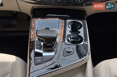 Внедорожник / Кроссовер Audi Q7 2016 в 