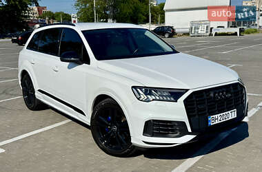 Позашляховик / Кросовер Audi Q7 2020 в 