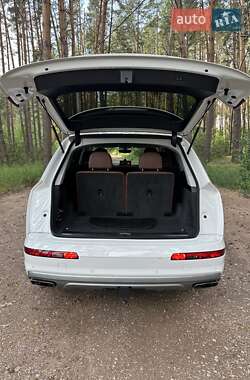 Внедорожник / Кроссовер Audi Q7 2016 в 