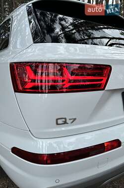 Внедорожник / Кроссовер Audi Q7 2016 в 
