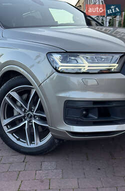 Позашляховик / Кросовер Audi Q7 2017 в 