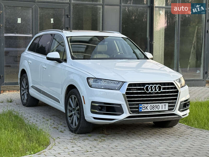 Позашляховик / Кросовер Audi Q7 2017 в Рівному