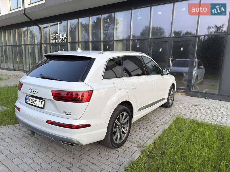 Позашляховик / Кросовер Audi Q7 2017 в Рівному
