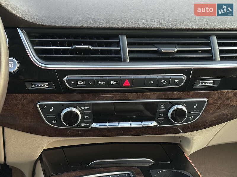 Позашляховик / Кросовер Audi Q7 2017 в Рівному