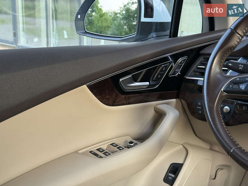Позашляховик / Кросовер Audi Q7 2017 в Рівному