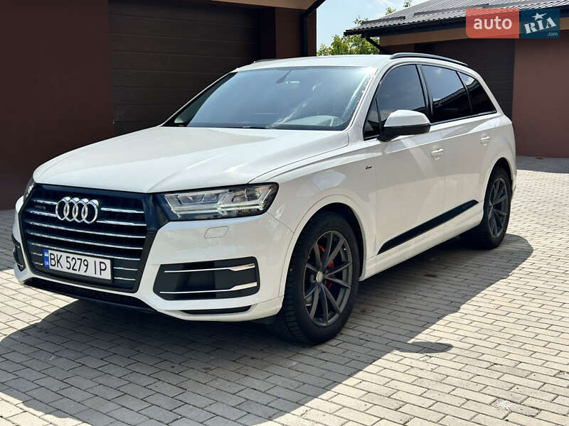 Позашляховик / Кросовер Audi Q7 2015 в 