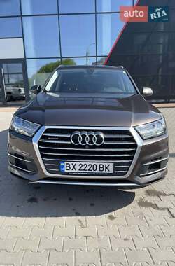 Внедорожник / Кроссовер Audi Q7 2016 в 
