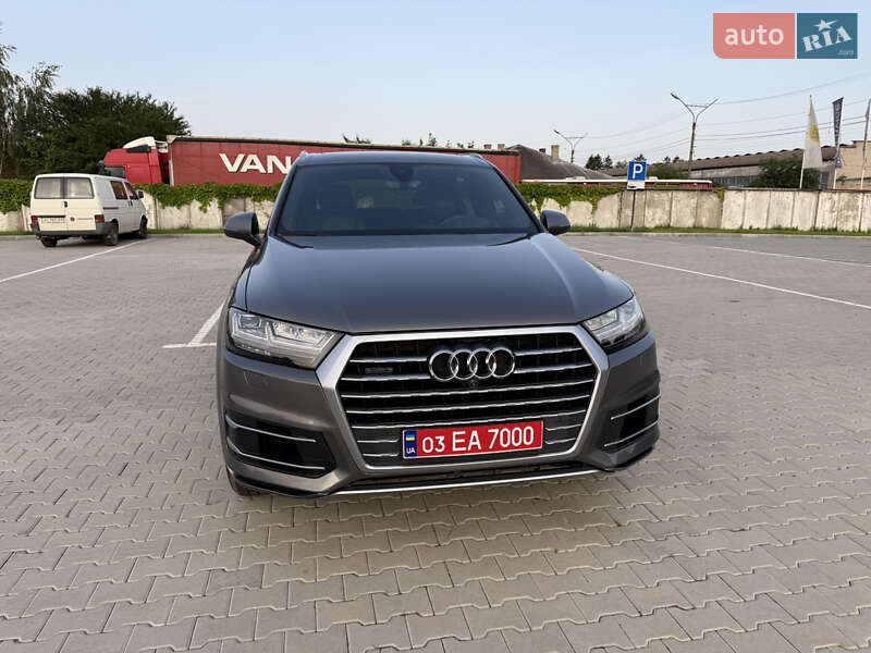 Внедорожник / Кроссовер Audi Q7 2017 в Нововолынске