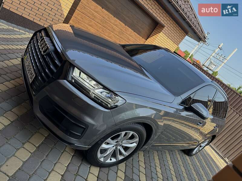 Позашляховик / Кросовер Audi Q7 2017 в 