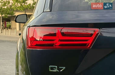 Внедорожник / Кроссовер Audi Q7 2017 в 