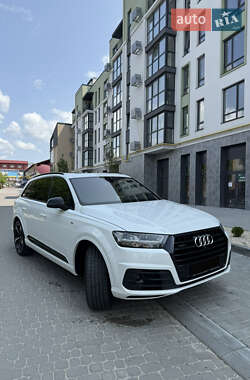 Внедорожник / Кроссовер Audi Q7 2017 в 