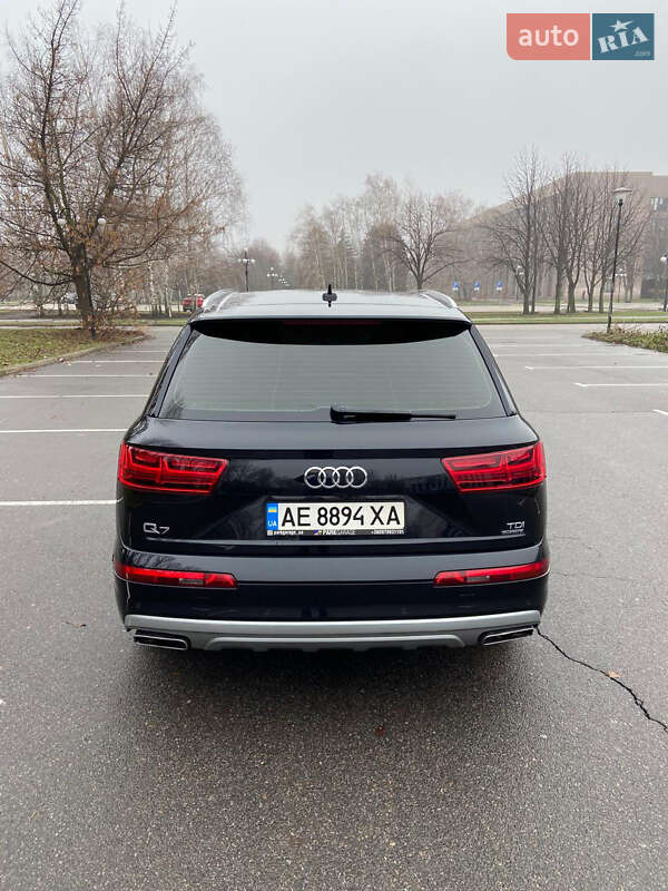Внедорожник / Кроссовер Audi Q7 2015 в 