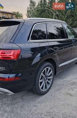 Внедорожник / Кроссовер Audi Q7 2017 в 