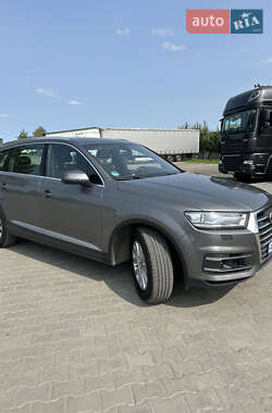 Внедорожник / Кроссовер Audi Q7 2016 в 