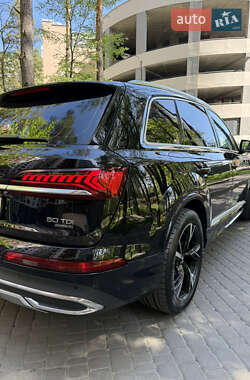 Позашляховик / Кросовер Audi Q7 2020 в 