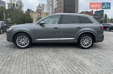 Внедорожник / Кроссовер Audi Q7 2016 в 