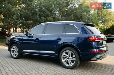 Позашляховик / Кросовер Audi Q7 2021 в 