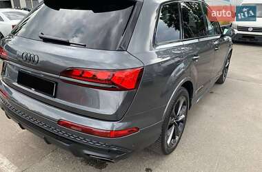 Позашляховик / Кросовер Audi Q7 2024 в 
