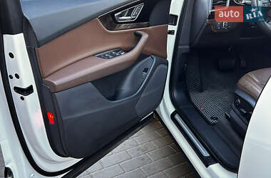 Внедорожник / Кроссовер Audi Q7 2015 в 