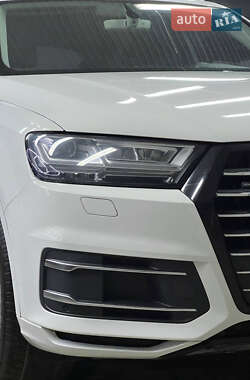 Внедорожник / Кроссовер Audi Q7 2015 в 