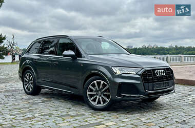 Позашляховик / Кросовер Audi Q7 2020 в 