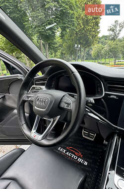 Позашляховик / Кросовер Audi Q7 2020 в 