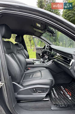 Позашляховик / Кросовер Audi Q7 2020 в 