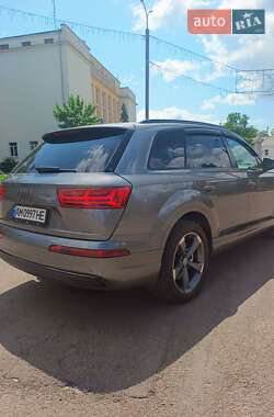 Внедорожник / Кроссовер Audi Q7 2016 в 