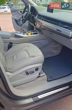 Внедорожник / Кроссовер Audi Q7 2016 в 