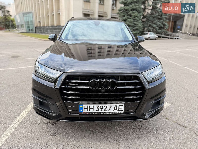 Внедорожник / Кроссовер Audi Q7 2018 в 