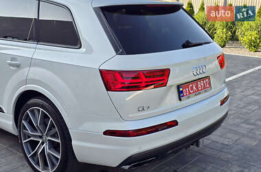 Позашляховик / Кросовер Audi Q7 2017 в 