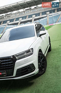 Внедорожник / Кроссовер Audi Q7 2017 в 