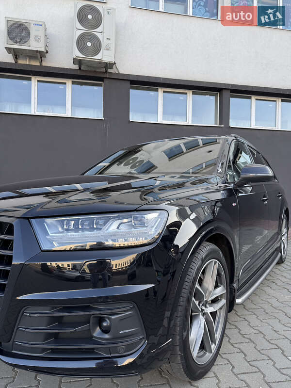 Позашляховик / Кросовер Audi Q7 2017 в Чернівцях