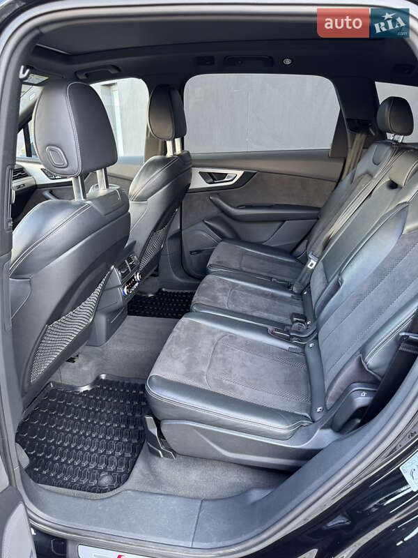 Позашляховик / Кросовер Audi Q7 2017 в Чернівцях