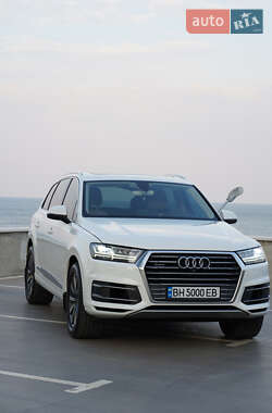 Внедорожник / Кроссовер Audi Q7 2016 в 