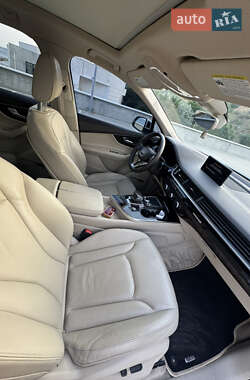 Внедорожник / Кроссовер Audi Q7 2016 в 
