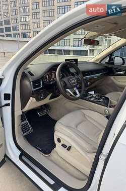 Внедорожник / Кроссовер Audi Q7 2016 в 