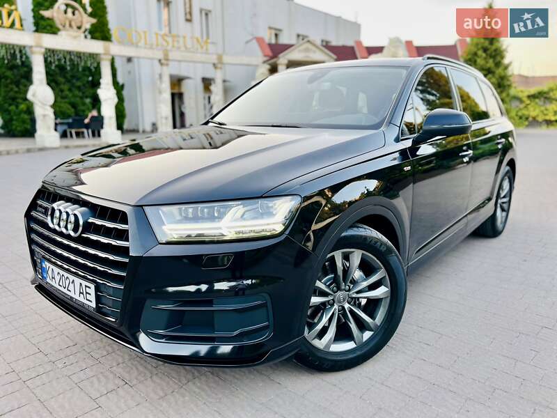 Внедорожник / Кроссовер Audi Q7 2015 в 