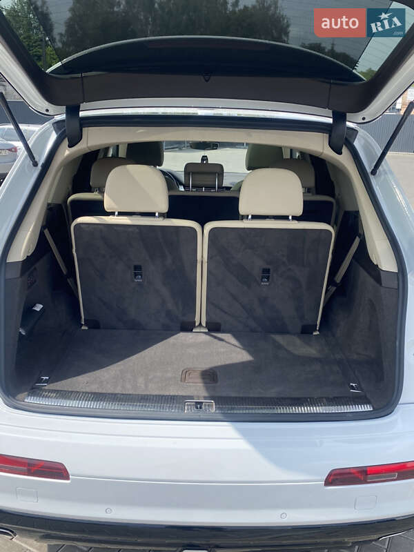 Внедорожник / Кроссовер Audi Q7 2017 в 