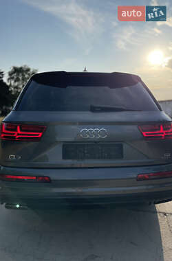 Внедорожник / Кроссовер Audi Q7 2016 в 